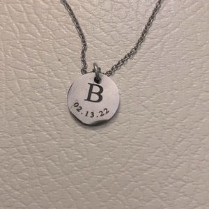 Minimalistic initial B necklace
